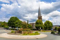 Overath und seine katholische Kirche St. Walburga. • © ummeteck.de - Christian Schön