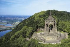 Das Kaiser-Wilhelm-Denkmal in Porta Westfalica liegt in der Region Ostwestfalen-Lippe. • © Teutoburger Wald Tourismus / Stadt Porta Westfalica / Dirk Wilkening