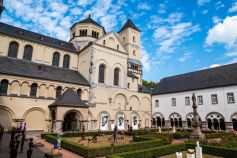 Im Park der Abtei Brauweiler in Pulheim finden Musikpicknicks der Kölner Offenbach Gesellschaft statt. • © Tourismus NRW. e.V.