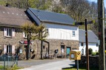 Links das Mühlencafe auf der Anlage der historischen Mühle. Am Aufnahmetag leider mit Wahlplakaten, daher einige Teile weggeschnitten.  • © ummeteck.de - Silke Schön