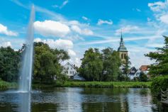 Der Emssee mit der St.-Aegidius-Kirche im Hintergrund. • © pixabay.com