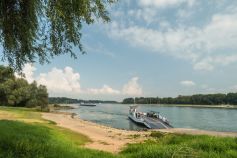 Fähre bei Zons am Rheinradweg im Rhein-Kreis Neuss. • © Tourismus NRW, Dominik Ketz