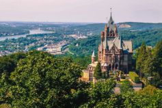 Die Burg Drachenfels mit Blick auf den Rhein, Königswinter und Bonn. • © pixabay.com