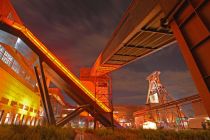 Das UNESCO-Welterbe Zeche Zollverein Essen beleuchtet im Dunkeln. Sie steht für die Industriekultur im Ruhrgebiet. • © Ruhr Tourismus, Jochen Schlutius