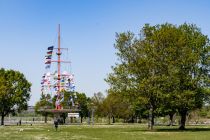 Der Ruhrorter Flaggenmast steht direkt am Eingang des Duisburger Hafens. • © ummet-eck.de / christian schön