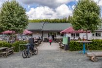 Am Rodel- und Mountaincartparadies Ruhrquelle gibt es Speis und Trank in der Ruhrquellenhütte. • © ummet-eck.de / christian schön