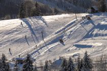 Der Schlepplift Tenne 2 liegt links neben dem Förderband. Es handelt sich um einen Tellerlift. • © ummet-eck.de / christian schön