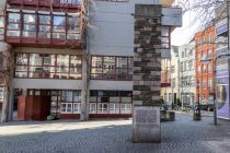 Die Schmitz Säule an Groß St. Martin markiert zum einen die 50 Meter Höhenmarke von Köln, zum anderen Hochwasserstände. • © ummet-eck.de / christian schön