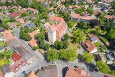 Die Kirche St. Brictius in Schöppingen ist aus der Luft gut zu erkennen. Die Geschichte der Kirche reicht bis in die Zeit Karls des Großen zurück. • © Münsterland e.V. / Matthias Höing