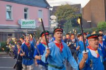 Der Fackelzug am Samstag Abend - das heimliche Highlight des Schützenfests • © ummet-eck.de / christian schön