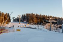 Von der aufgehenden Morgensonne präsentiert sich die Sesselbahn Brembergkopf II an diesem Dezembermorgen in einer herrlichen Färbung. • © ummet-eck.de / christian schön