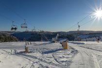 Der Kern des Skigebiets Postwiese in Neuastenberg. Links die Osthangbahn, rechts der Schlepplift Obere Postwiese. • © ummet-eck.de / christian schön