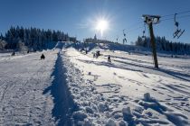 Das Skigebiet Sahnehang in Winterberg hat auch einen schönen Rodellift, der Mitte Dezember 2022 deutlich mehr Besucher anzog als der Skilift. • © ummet-eck.de / christian schön