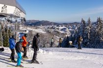 Vom Quick-Jet am Poppenberg aus hat man an klaren Tagen eine wunderbare Aussicht auf Winterberg. • © ummet-eck.de / christian schön