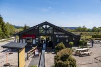 Hier startet die Sommerrodelbahn am Erlebnisberg Kappe in Winterberg. • © ummet-eck.de / christian schön