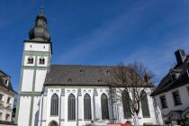 Stadtbildprägend und natürlich mitten in der Altstadt von Attendorn: die Pfarrkirche St. Johannes Baptist. • © ummet-eck.de / christian schön