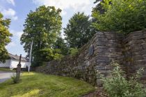 Die Stadtmauer Drolshagen liegt direkt hinter der Kirche. • © ummet-eck.de / christian schön