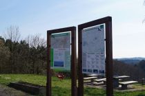 Startportal zum Fernwanderweg Sauerland Höhenflug in Meinerzhagen. Der Weg zieht sich durch über mehr als 200 km bis ins hessische Korbach. • © ummet-eck.de / christian schön