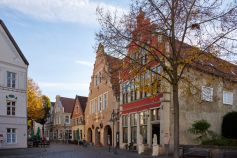 Historische Bauwerke prägen die Altstadt von Steinfurt-Burgsteinfurt. Der Erholungsort zeigt sich vor allem rund um den Marktplatz von seiner schönsten Seite. • © Münsterland e.V. / Philipp Fölting