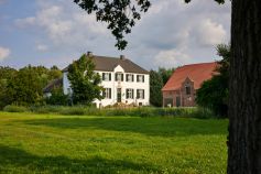 Das historische Haus Lohn am Westkurs der 100-Schlösser-Route liegt direkt am Ortsrand von Südlohn. • © Münsterland e.V. / Philipp Fölting