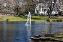Selbst an diesem noch recht kühlen Frühlingstag im März genossen schon so manche Kölner den Park um den Theodor-Heuss-Weiher am Ebertplatz. • © ummet-eck.de / christian schön