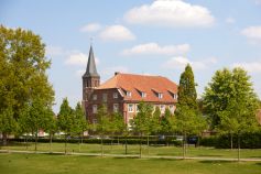 Das Schloss Velen prägt das Ortsbild von Velen. Umgeben wird das Schloss am Westkurs der 100-Schlösser-Route von Grünanlagen und dem historischen Tiergarten. • © Münsterland e.V. / Philipp Fölting