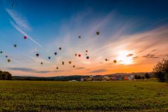 Bunte Ballons zieren den Himmel auf der jährlichen Warsteiner Montgolfiade. • © pixabay.com