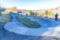 Der Pumptrack in Gerlingen im Februar 2022, um diese Jahreszeit nachmittags im Schatten. • © ummeteck.de - Silke Schön