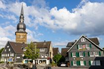 Marktplatz von Wermelskirchen mit der evangelischen Stadtkirche. • © ummet-eck.de / christian schön