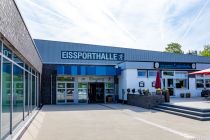 Die Eissporthalle in Wiehl. Links daneben die Wiehler Wasserwelt, ein Schwimmbad. • © ummeteck.de - Silke Schön