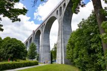 Unter dem Viadukt - vorbei am Abenteuergolf - führt ein netter Spazierweg. • © ummet-eck.de / christian schön