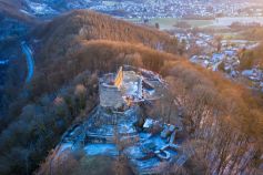 Blick auf die Burg Windeck und Teile des Ortes. • © unsplash.com