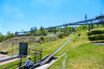 Zwei der Attraktionen am Erlebnisberg Kappe: die Panoramabrücke sowie die Sommerrodelbahn.  • © ummeteck.de - Christian Schön