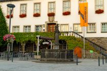 Der Marktbrunnen steht vor dem Rathaus in Wipperfürth. • © ummeteck.de - Christian Schön