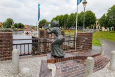 Statue am Museumshafen in Wittmund-Carolinensiel. • © ummet-eck.de - Silke Schön