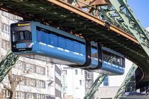 Das wahrscheinlich einzigartigste Wahrzeichen von Wuppertal: Die Schwebebahn. • © ummet-eck.de / christian schön