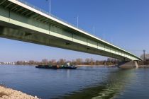 Die Zoobrücke ist eigentlich eine unspektakuläre Brücke. Erst mit der darüber verlaufenden Rhein-Seilbahn wird sie zum Ensemble. • © ummet-eck.de / christian schön