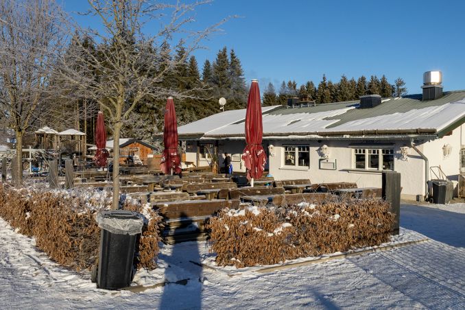 Die Ruhrquellenhütte am Rodelparadies hat sowohl im Sommer als auch im Winter geöffnet. © ummet-eck.de / christian schön