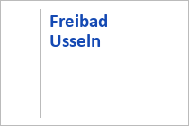 Der Eingangsbereich zum Freibad in Freudenberg. Es liegt neben dem Gambachsweiher. • © ummeteck.de - Silke Schön