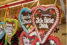 Lebkuchenherzen auf einer Kirmes. - © ummet-eck.de