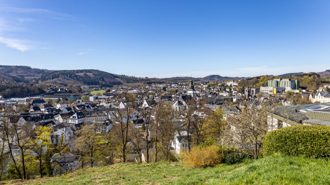 Hinter dem Fotografen liegt die Stadthalle. Der neue Bürgerpark bietet auf jeden Fall eine tolle Aussicht auf Attendorn. • © ummeteck.de - Christian Schön