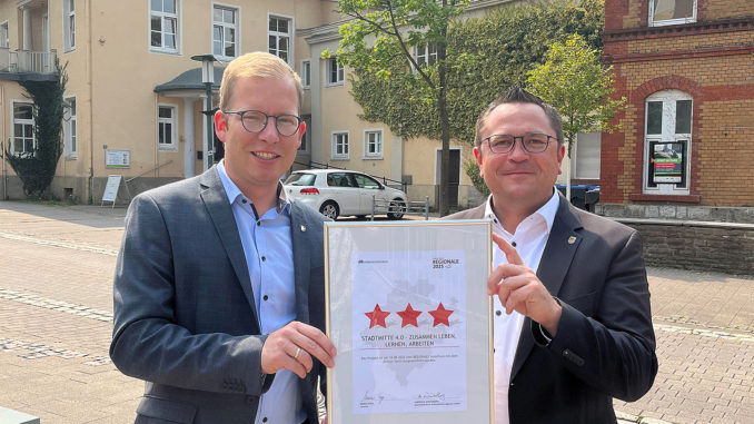 Landrat Marco Voge überreicht die Sterne-Urkunde an Christian Schweitzer, Bürgermeister der Stadt Hemer. // Foto: Marc Giebels / Stadt Hemer