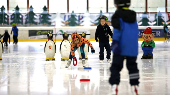Endlich wieder Spaß auf dem Eis in der Eissporthalle in Wiehl. // Foto: Freizeit und Sportstätten Wiehl