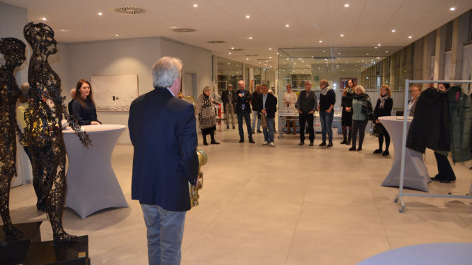 Bild von der Vernissage für die Ausstellung mit dem Titel „RE SONANZEN“ des Künstlers und Fotografen Dieter Otten. // Foto: Stadt Waldbröl