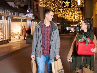 Das Kaufen der Geschenke macht in Attendorn in diesem Jahr besonders Freude. // Foto: Monokultur Studio