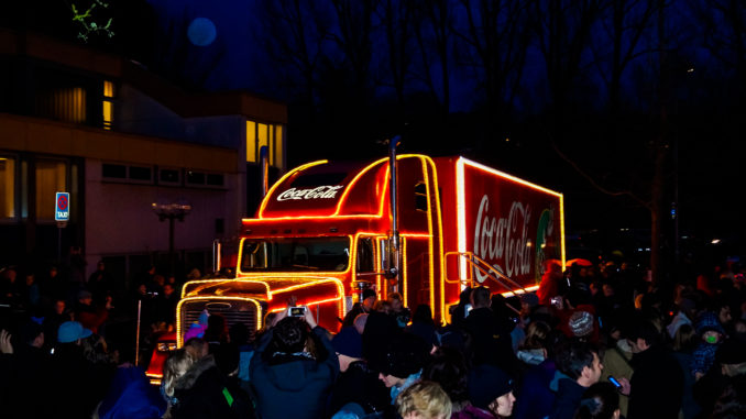 Ein Coca Cola Weihnachtstruck neben der Stadthalle in Meinerzhagen bei der Tour 2013. // Foto: ummeteck.de - Christian Schön