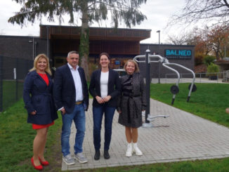 v.l.n.r.: Die Projektleiterin Frau Anastasia Rooth, Sponsor Herr Peters, Bürgermeisterin Larissa Weber und Finanzdirektorin Katharina Scheck. // Foto: Stadt Waldbröl