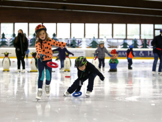 Schlittschuhspaß in der Eissportshalle Wiehl. // Foto: FSW