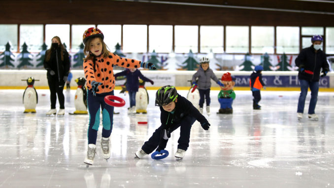 Schlittschuhspaß in der Eissportshalle Wiehl. // Foto: FSW