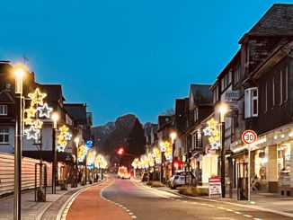 Die wieder eröffnete Kaiserstraße in Waldbröl mit heimeliger Weihnachtsbeleuchtung. // Foto: Stadt Waldbröl